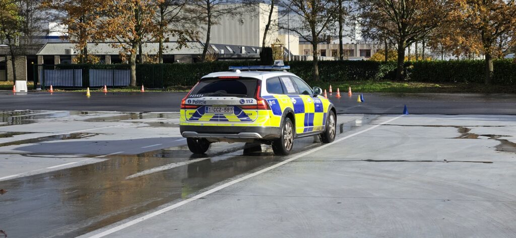 Politieauto op een glijplaat