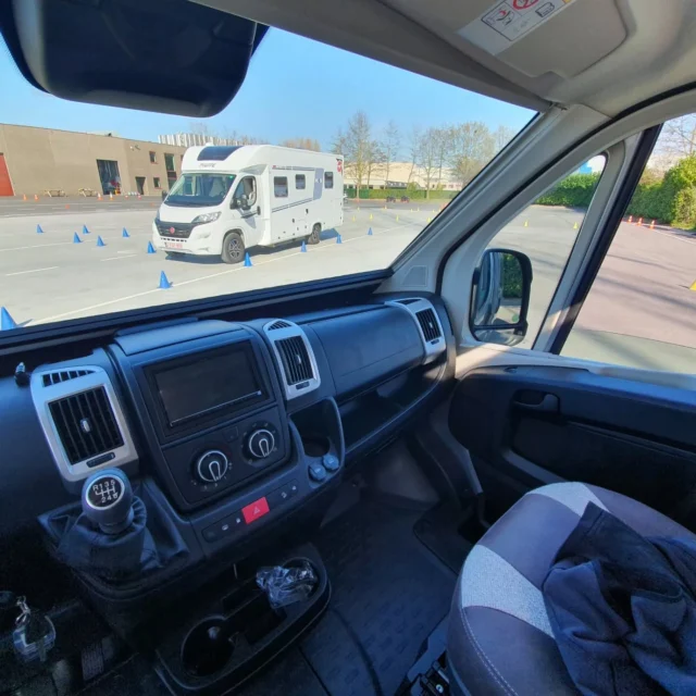 Veilig op weg met je mobilhome met PRiODRIVE!  Hoe voorkom je schade, hoe gedraagt een mobilhome zich op de weg, wat zegt de wegcode.  Bijkomend wegen we je mobilhome zodat je perfect weet hoeveel je mag laden!
Check onze trainingen op https://priodrive.be/opleiding-met-mobilhome-of-motorhome/
